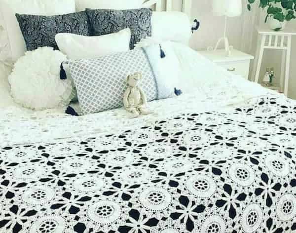 تصویر 3 از رو تختی قلاب‌ بافی دو نفره با رنگ‌ بندی ملایم